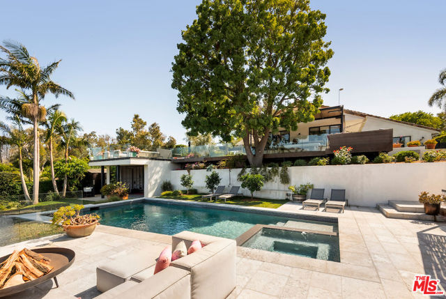 28837 Grayfox Street, Malibu CA: https://media.crmls.org/mediaz/3e10dfe9-aa17-471c-8a71-884428064427.jpg