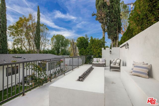 16733 Oak View Drive, Encino CA: https://media.crmls.org/mediaz/3e117f76-f3ea-45ed-a73c-4f6c5bab85e1.jpg