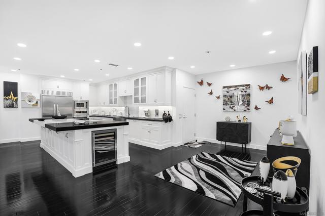 700 Front St, San Diego CA: https://media.crmls.org/mediaz/3e130c86-3a1c-45ce-bb35-0dcd2639d1ec.jpg