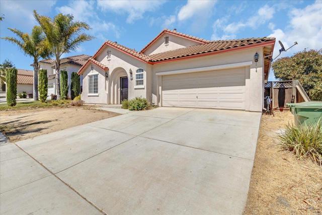1233 Greenleaf Loop, Greenfield CA: https://media.crmls.org/mediaz/3e15b96c-4247-4cc3-b3e5-4f1b9c31bf0d.jpg