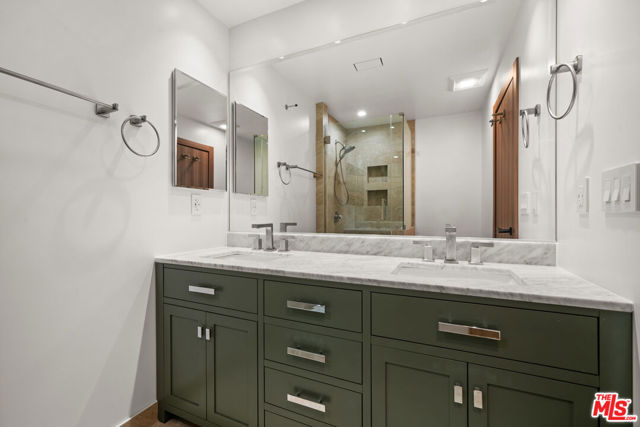 125 W Mountain Street, Glendale CA: https://media.crmls.org/mediaz/3e15bcf3-2840-466a-9e2f-568e4167824b.jpg