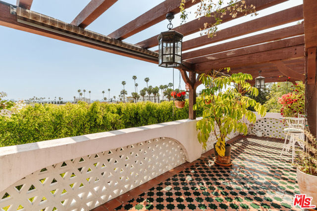 5163 Franklin Avenue, Los Angeles CA: https://media.crmls.org/mediaz/3e15cd59-9595-44a3-9adb-e8cbdead9526.jpg