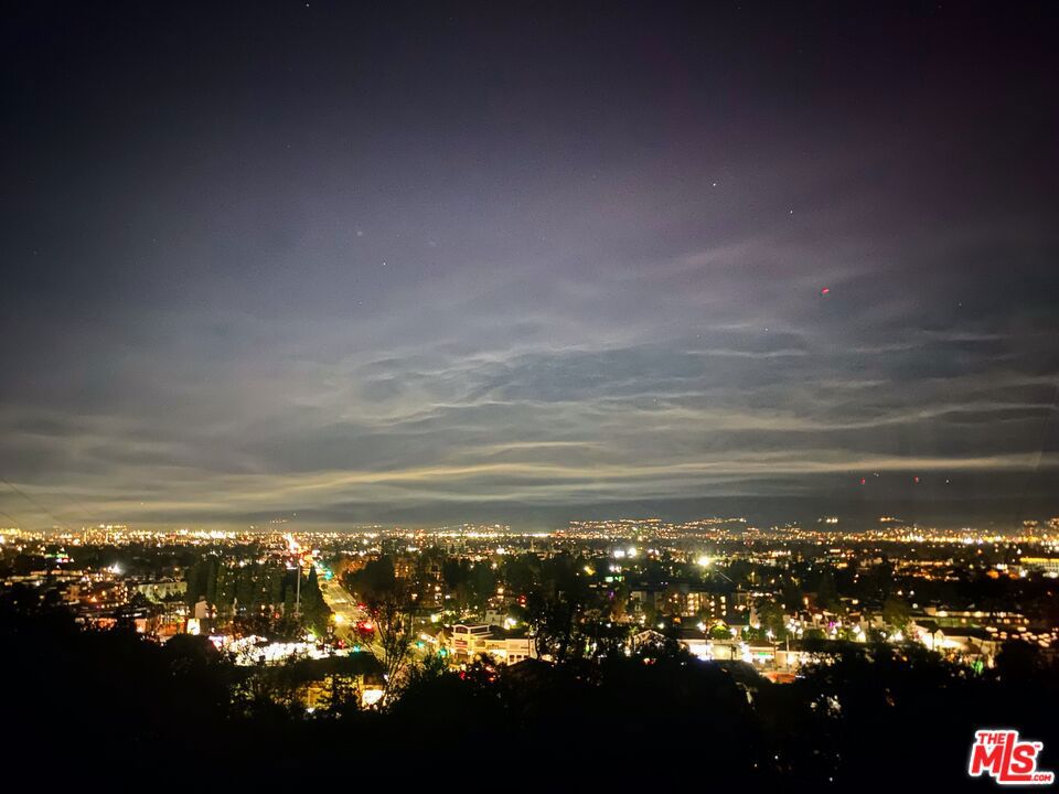 https://media.crmls.org/mediaz/3e16b98b-2456-4b81-9efa-dbdb0a6153f6.jpg?preset=X-Large