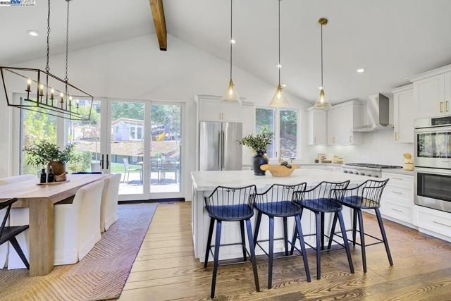 382 Castello Rd, Lafayette CA: https://media.crmls.org/mediaz/3e16c8c5-9da0-4da2-8fae-a6f76c3ad5e4.jpg