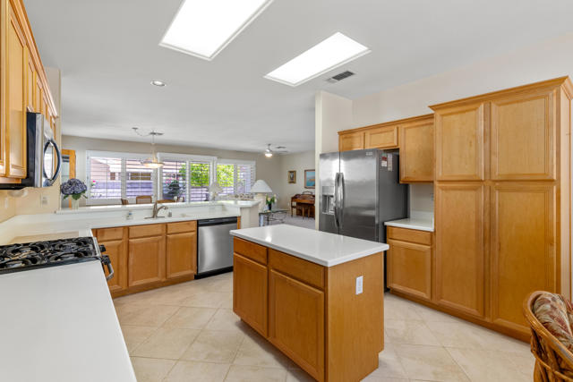 78664 Platinum Drive, Palm Desert CA: https://media.crmls.org/mediaz/3e18e80b-4e7a-4a3a-8075-39a594778e62.jpg