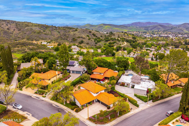 1046 Brookview Avenue, Westlake Village CA: https://media.crmls.org/mediaz/3e1a152b-0b65-4918-81b3-944acca9095a.jpg