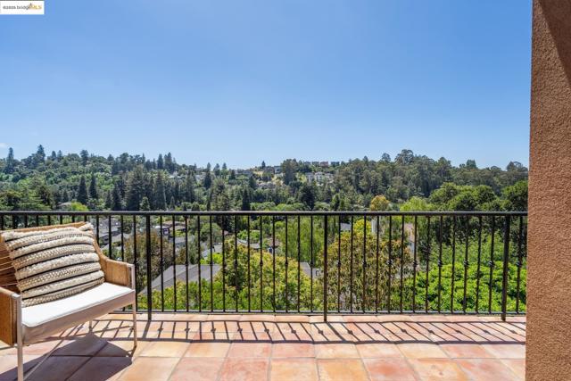 911 Aquarius Way, Oakland CA: https://media.crmls.org/mediaz/3e1a1ed0-ec4d-4449-b829-422e731ddac2.jpg