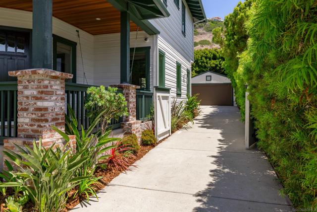 6411 Dowling Dr, La Jolla CA: https://media.crmls.org/mediaz/3e1ac8eb-9011-4d78-971e-dcdc735f3d60.jpg