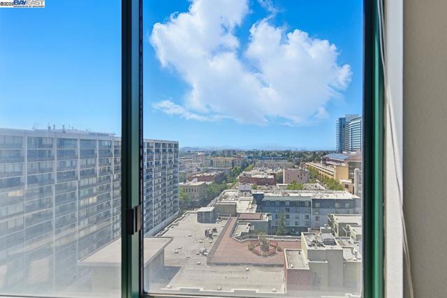 988 Franklin St, Oakland CA: https://media.crmls.org/mediaz/3e1adb3f-5f0a-4025-a20e-fcb29b3c91b6.jpg