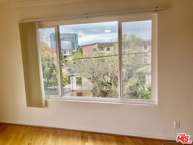 1097 S Bedford Drive, Los Angeles CA: https://media.crmls.org/mediaz/3e1b0434-1165-4dbb-a411-9fc4e9299a25.jpg