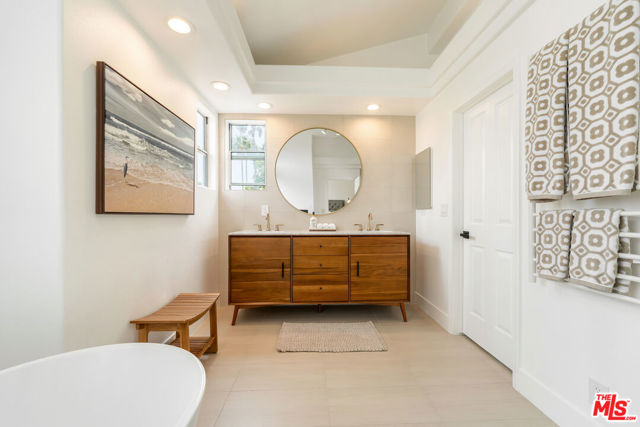 6453 Zuma View Place, Malibu CA: https://media.crmls.org/mediaz/3e1be207-a13b-4fcd-99b6-cd80cd53fe76.jpg