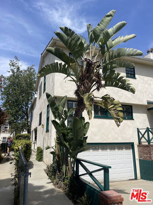 1131 17th Street, Santa Monica CA: https://media.crmls.org/mediaz/3e1bf817-6309-485b-8368-fbb9fa1f79e8.jpg