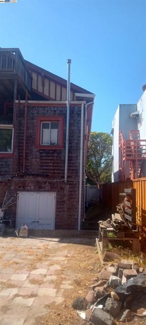 1059 Santa Clara Ave, Alameda CA: https://media.crmls.org/mediaz/3e1d1172-946d-45de-94bb-a81dd5d7b5a1.jpg