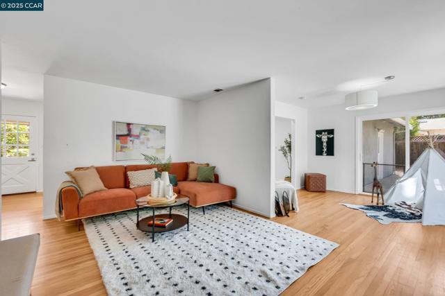 57 Jemco Ct, Pleasant Hill CA: https://media.crmls.org/mediaz/3e1e0837-7b8b-482c-bb3a-02d94d99885b.jpg