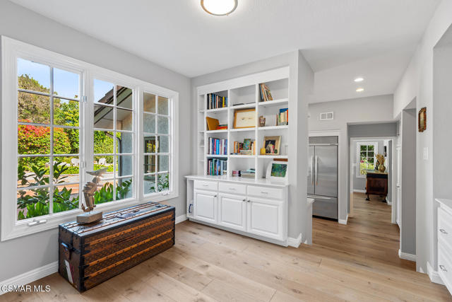 4498 Rayburn Street, Westlake Village CA: https://media.crmls.org/mediaz/3e1f455c-c232-4c03-83c2-793ce5ca0564.jpg