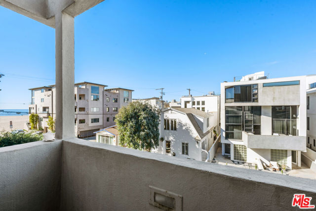 20 Quarterdeck Street, Marina del Rey CA: https://media.crmls.org/mediaz/3e1f7ac4-406f-4246-b182-a468bce1d653.jpg