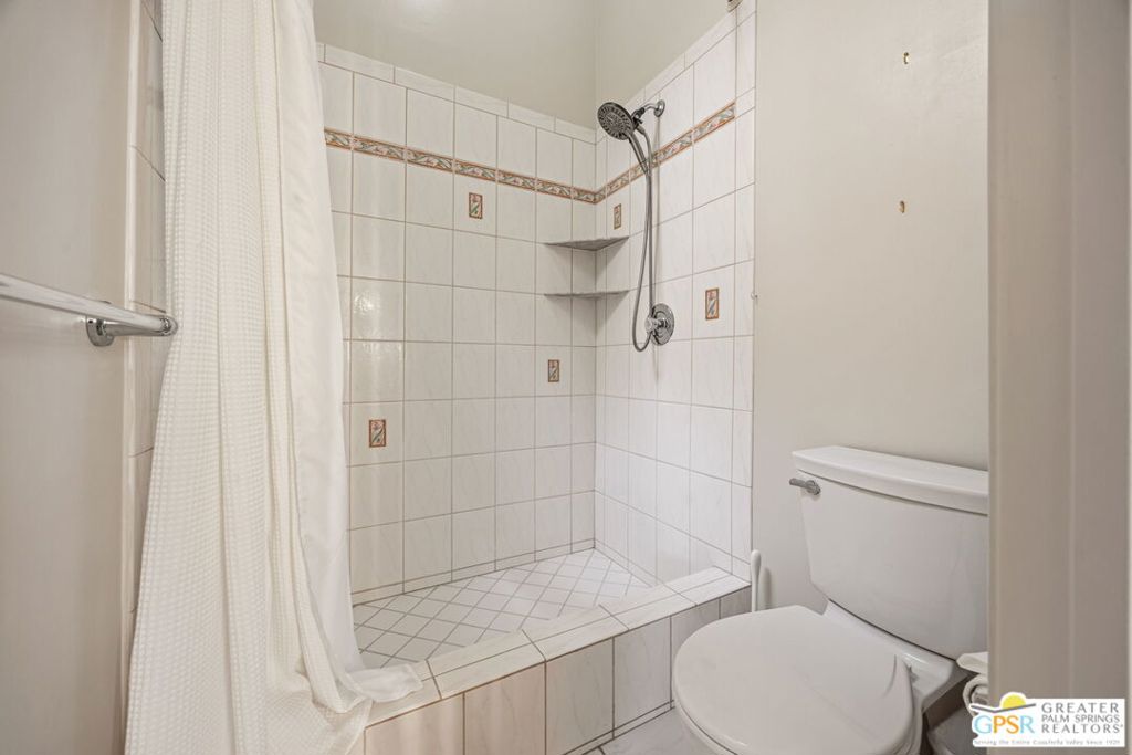 https://media.crmls.org/mediaz/3e1fa603-6138-4d3c-9132-722a461260c3.jpg?preset=X-Large