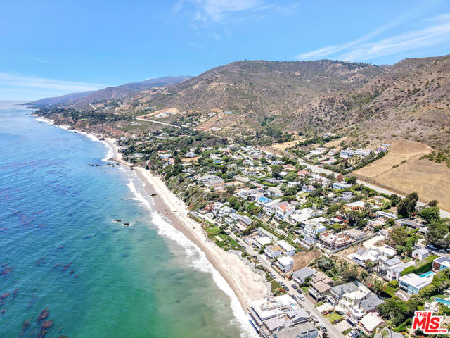 31701 Pacific Coast Hwy, Malibu CA: https://media.crmls.org/mediaz/3e209394-7329-4ba7-bbdb-fe54fc242d81.jpg
