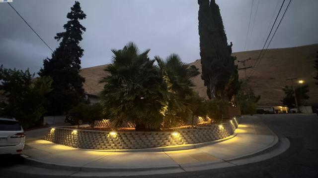 38526 Canyon Heights Drive, Fremont CA: https://media.crmls.org/mediaz/3e21eb4b-0f5e-448d-a322-4df4305b127c.jpg