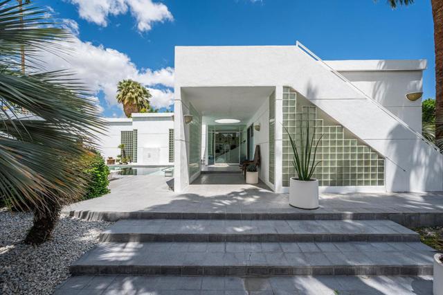 520 W ViA Lola, Palm Springs CA: https://media.crmls.org/mediaz/3e222505-899d-4070-b81b-d43c1c6ec368.jpg