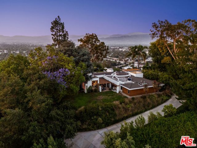 11531 Amanda Drive, Studio City CA: https://media.crmls.org/mediaz/3e22299d-aa65-4fd7-b56c-84784d28bacb.jpg