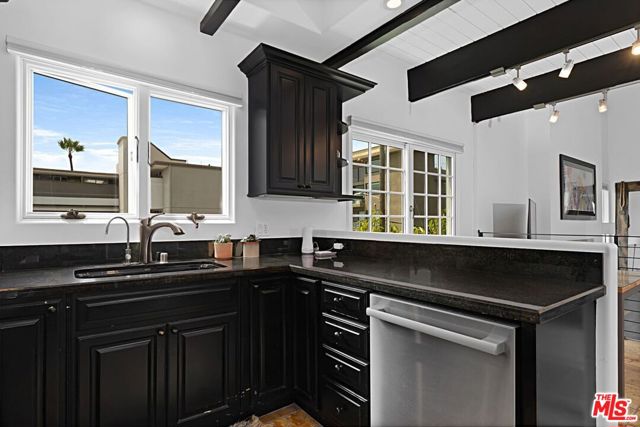 20 1/2 NORTHSTAR Street, Marina del Rey CA: https://media.crmls.org/mediaz/3e2331bf-28f6-4af6-be6c-05d5d23473ab.jpg