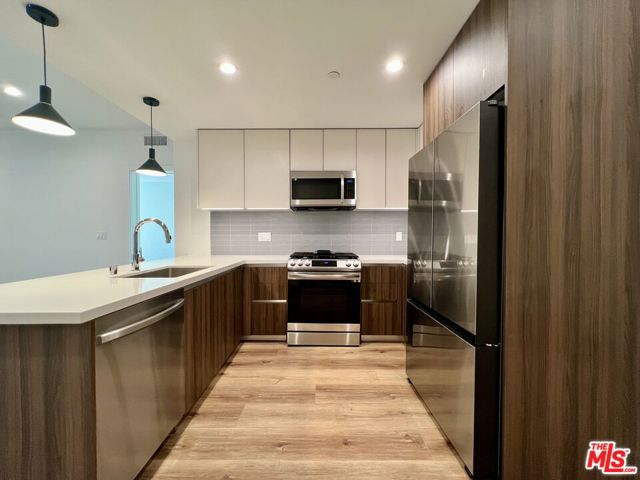 5801 Camerford Avenue, Los Angeles CA: https://media.crmls.org/mediaz/3e23d6db-db72-4752-95b4-928ef9ab1499.jpg