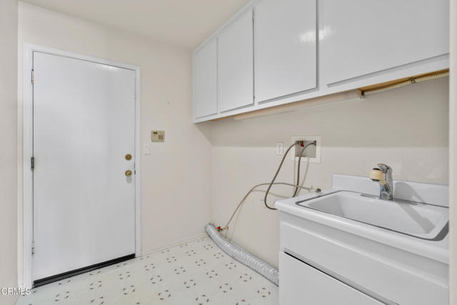 712 Rosebud Drive, Oxnard CA: https://media.crmls.org/mediaz/3e23fdae-7a8e-444a-9549-6168c4d38a3f.jpg