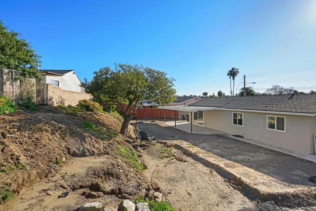 7684 Meadowbrook Ct, San Diego CA: https://media.crmls.org/mediaz/3e2493c5-095b-4474-88d3-4d017d85640f.jpg