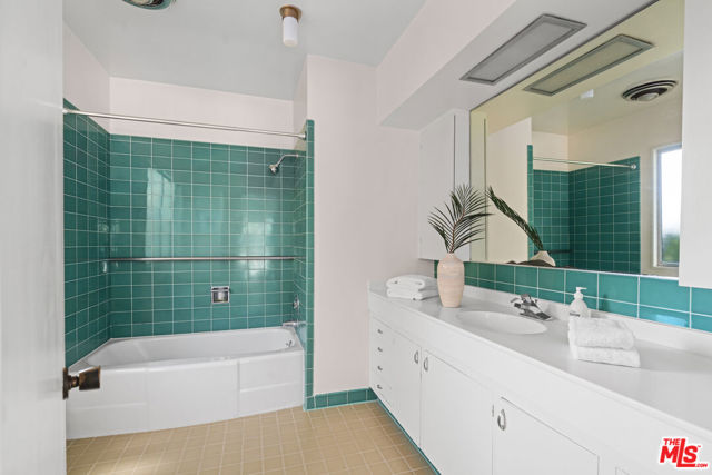 1234 Woodland Drive, Santa Paula CA: https://media.crmls.org/mediaz/3e254ff8-ce71-45f6-b78f-1c4022f40030.jpg