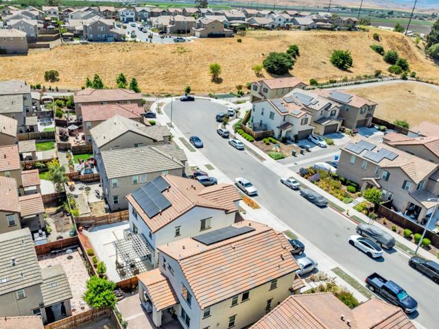 555 Sparrow Street, Hollister CA: https://media.crmls.org/mediaz/3e25de15-5d15-4e25-83e3-d01b98c349dd.jpg