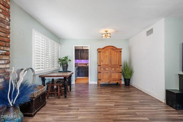 1076 Calle Contento, Thousand Oaks CA: https://media.crmls.org/mediaz/3e268882-bd77-4fae-934b-98d7572da1c1.jpg