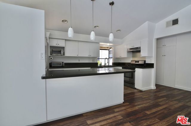 9342 Debra Avenue, North Hills CA: https://media.crmls.org/mediaz/3e26a8f5-0f8d-4857-8096-748220892cb4.jpg