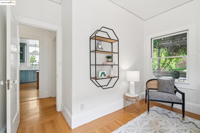 408 Euclid Ave, Oakland CA: https://media.crmls.org/mediaz/3e26b618-a09a-4eef-85fb-a5f10217562d.jpg