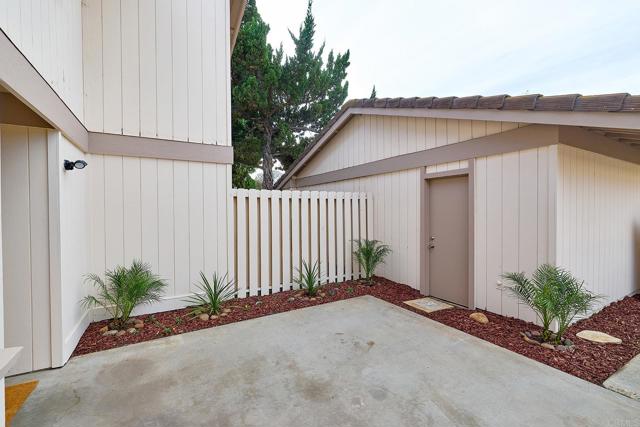 Detail Gallery Image 4 of 39 For 11364 Poblado Rd, San Diego,  CA 92127 - 2 Beds | 1/1 Baths