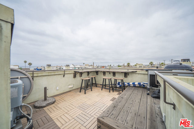 642 Hermosa Avenue, Hermosa Beach CA: https://media.crmls.org/mediaz/3e27b23f-f53e-4fd8-b151-21d122586e88.jpg