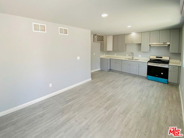 9009 Monogram Ave, Northridge CA: https://media.crmls.org/mediaz/3e27e4af-1f1c-4bc2-93bb-05f1d168134c.jpg