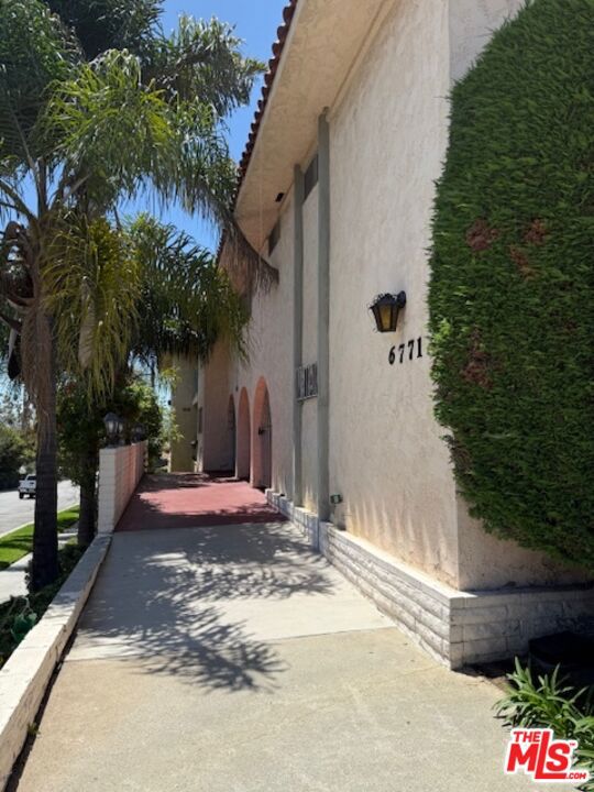 6771 Springpark Avenue, Los Angeles CA: https://media.crmls.org/mediaz/3e286e8b-6957-42d9-a510-18ebffe98925.jpg