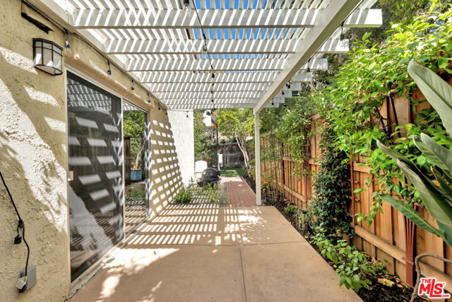 603 Racquet Club Lane, Thousand Oaks CA: https://media.crmls.org/mediaz/3e296e5f-ea11-4185-bce5-04cac8ef9ea7.jpg