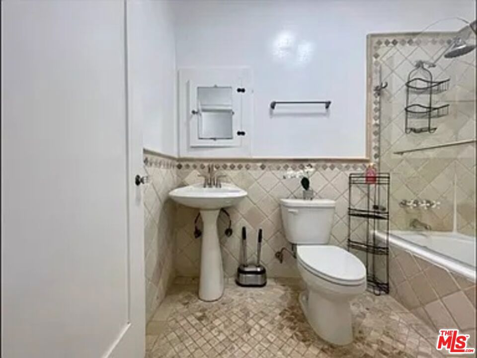https://media.crmls.org/mediaz/3e2a9b5a-ebe1-4033-a6d9-f7070dbbf728.jpg?preset=X-Large