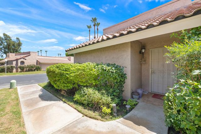 74965 San Ysidro Circle, Palm Desert CA: https://media.crmls.org/mediaz/3e2ab9e6-01ce-458b-b745-a6dec838216b.jpg