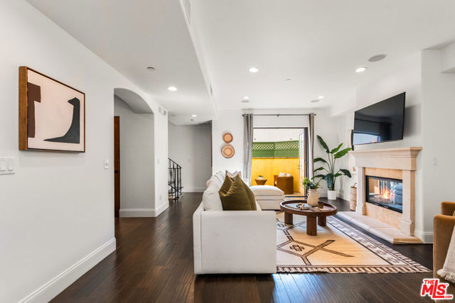 851 19th Street, Santa Monica CA: https://media.crmls.org/mediaz/3e2b8060-03dc-4aff-814a-7b2d5e7b925a.jpg