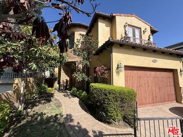 3200 Elm Avenue, Manhattan Beach CA: https://media.crmls.org/mediaz/3e2bdcbd-e3c5-45c4-8a9b-133edd05977e.jpg