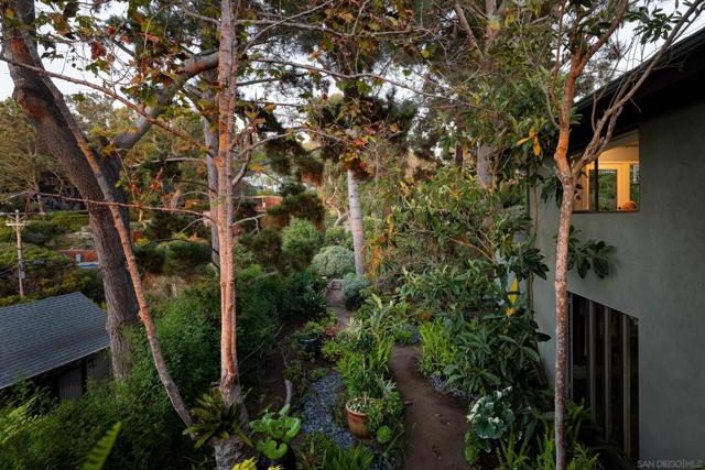 364 Bellaire Street, Del Mar CA: https://media.crmls.org/mediaz/3e2ccef4-8dc2-4623-b0dd-03671a24705b.jpg