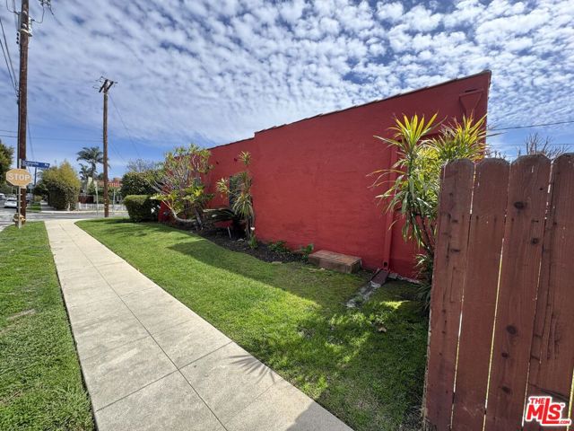 2437 Granville Avenue, Los Angeles CA: https://media.crmls.org/mediaz/3e2e041e-17eb-4c15-841a-a7fce778adde.jpg