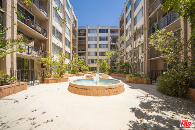 421 S La Fayette Park Place, Los Angeles CA: https://media.crmls.org/mediaz/3e2eb1d8-e72a-4bcc-a30a-ddcfa47d8fd8.jpg