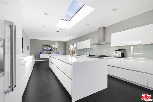 971 Enchanted Way, Pacific Palisades CA: https://media.crmls.org/mediaz/3e2f5798-2265-4a81-b3bc-af6df1b18270.jpg