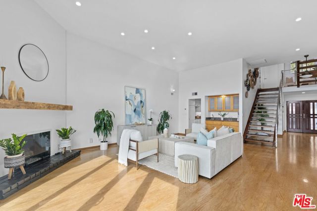 3950 Via Dolce, Marina del Rey CA: https://media.crmls.org/mediaz/3e31237c-c0be-4b62-a79c-42284881856e.jpg