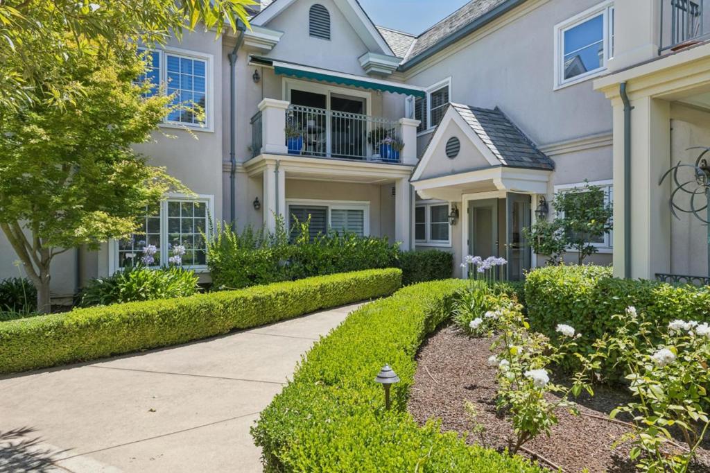 1 W Edith Avenue #D125
