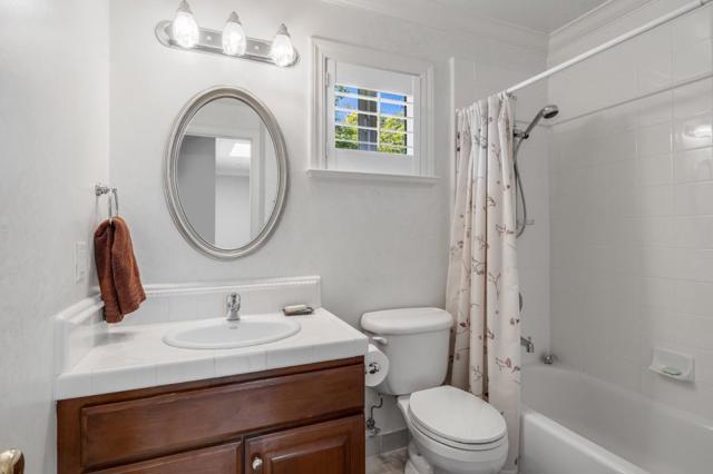 992 Lakeview Way, Redwood City CA: https://media.crmls.org/mediaz/3e327033-adeb-43d4-9cd4-3e15ef757007.jpg